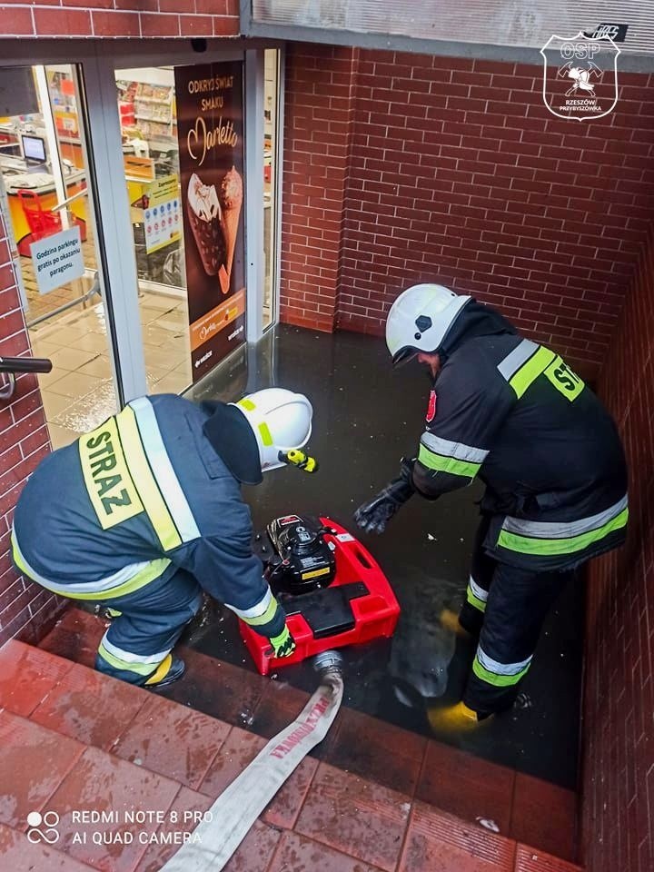 Woda wdarła się do sklepu w Centrum Handlowym EUROPA II przy al. Józefa Piłsudskiego w Rzeszowie [ZDJĘCIA]