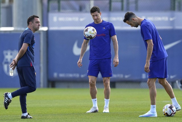 Xavi Hernandez podczas trenigu Barcelony z Robertem Lewandowskim i Sergio Busquetsem