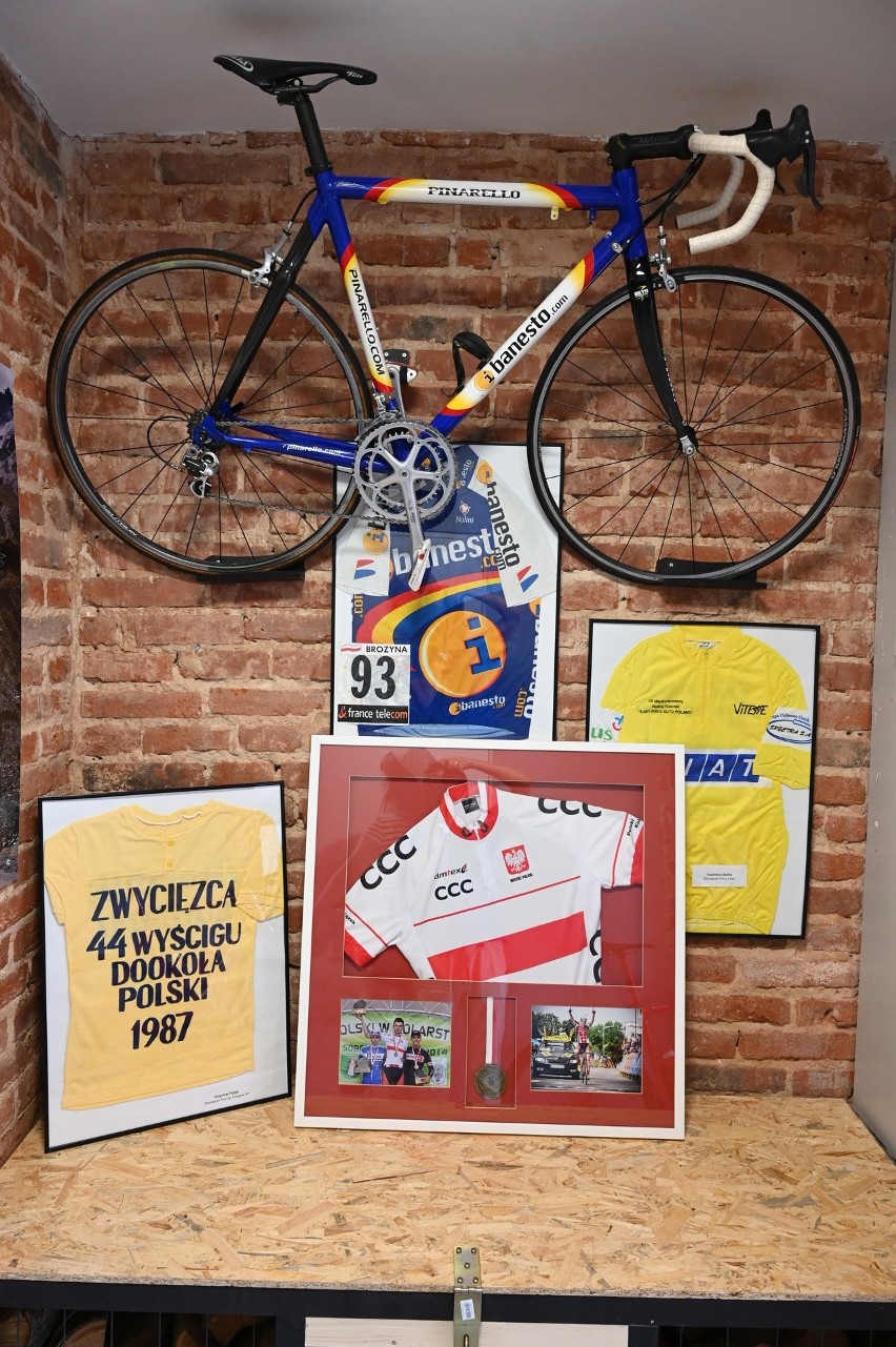 Łukasz Dudała w restauracji "Włoskie smaki" zgromadził koszulki gwiazd kolarstwa i rower Tomasz Brożyny z Tour de France. Zobaczcie zdjęcia 