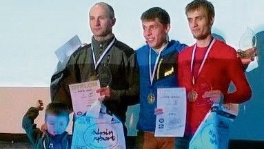 Piotr Koń z Fałkowa (pierwszy z lewej) na podium w Szczyrku. Zajął pierwsze miejsce w biegu górskim na dystansie 8,2 kilometra. 