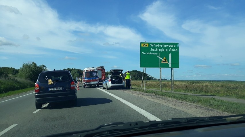 Wypadek koło Gnieżdżewa na trasie z Redy do Helu 5.07.2021. Na drodze nr 216 dachował osobowy peugeot. Zdjęcia
