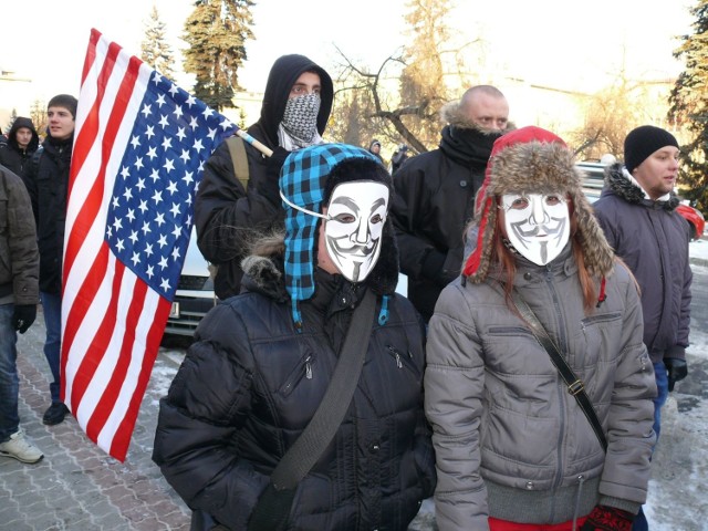 Nacjonalista z Amerykańską flagą na manifestacji.