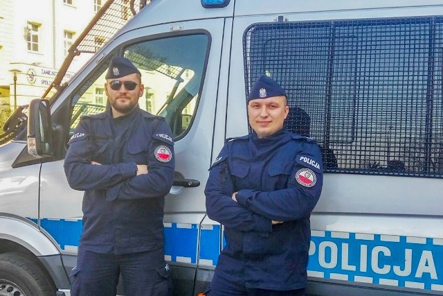 St. sierż. Paweł Jewsiewicki oraz st. sierż. Karol Juszkiewicz z gorzowskiej policji uratowali 35-latka
