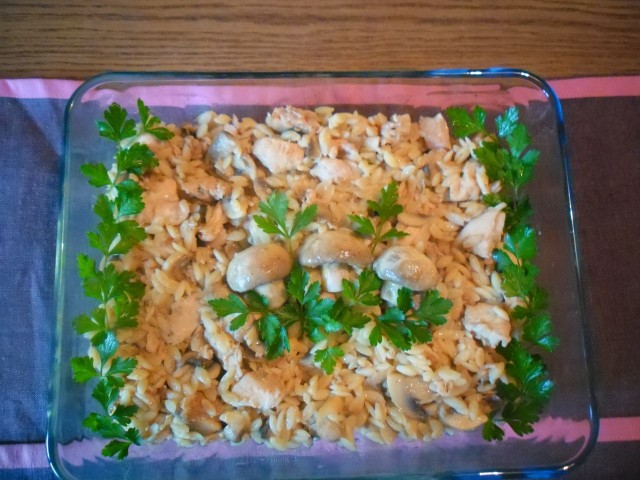 Makaron w kształcie ryżu z kurczakiem i pieczarkami to pomysł na błyskawiczny obiad. Zobaczcie przepis!