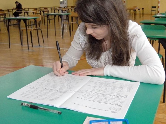 Uczennica Gimnazjum nr 10 w Rzeszowie w trakcie testu humanistycznego.