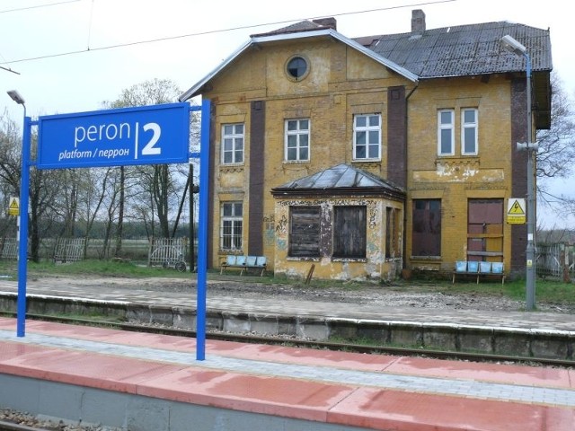 Dwa wyremontowane perony i 104-letni dworzec, który straszy wyglądem. Tak wygląda obecnie stacja Żelisławice