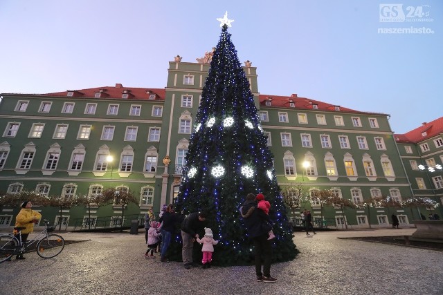 Mierzy 12 metr&oacute;w i waży prawie p&oacute;łtorej tony. Świąteczna choinka rozbłysła dziś po południu przed urzędem miejskim w Szczecinie. Zdobi ją 10 tysięcy lampek w kolorach miasta i 20 białych śnieżynek. W grudniu w centrum miasta rozbłyśnie jeszcze  ponad 1000 ozd&oacute;b ulicznych.