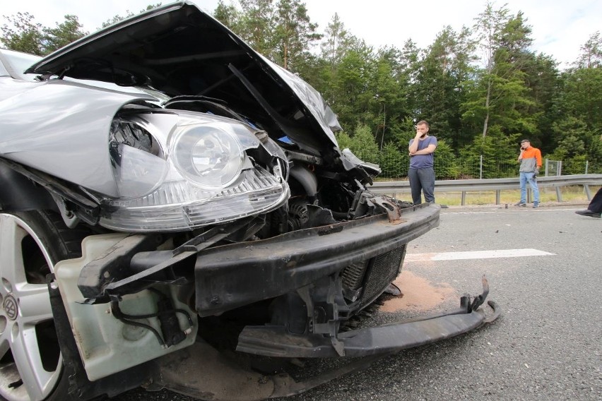 Wypadek na krajowej siódemce w Szewcach. Samochód uderzył w bariery 