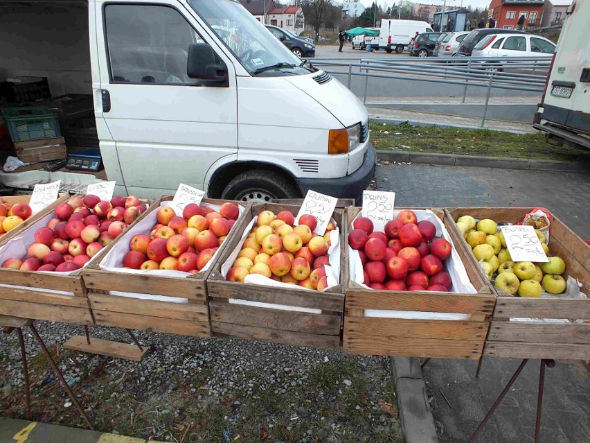 Na targowisku w Starachowicach nie brakowało jabłek,...
