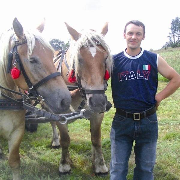 Jacek Cholewski ze Straży przyjechał bryczką zaprzęgniętą w Lertę i Lidkę