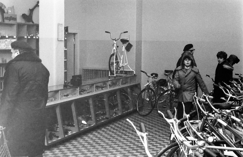 Zima 1977 r., ale w sklepie rowerowym przy ul. Grodzkiej był...