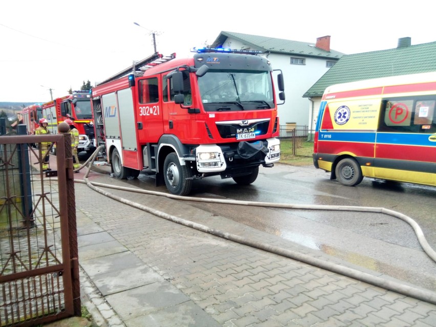 Pożar w budynku gospodarczym w Jasiowie, gmina Zagnańsk. Właściciel próbował sam gasić ogień, później źle się poczuł. Zobacz zdjęcia