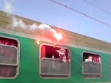 Przed meczem z Pogonią kibice ŁKS odpalali race w pociągu