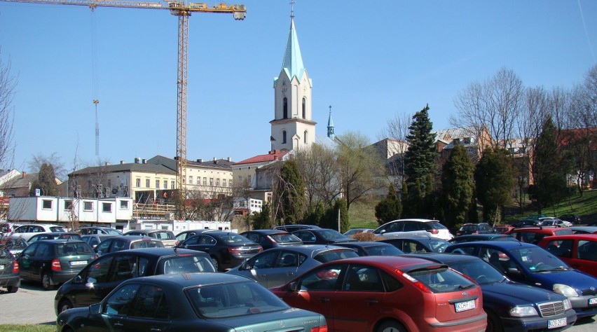 Kierowcy będą mieć problemy z parkowaniem w Starym Mieście w Oświęcimiu. Główny parking zamknięty