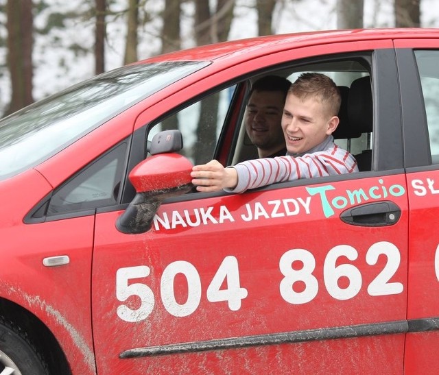 Wojciech Bołk z instruktorem Bartoszem Kawałko podczas jednej z ostatnich jazd fiatem grande punto przed egzaminem na prawo jazdy.