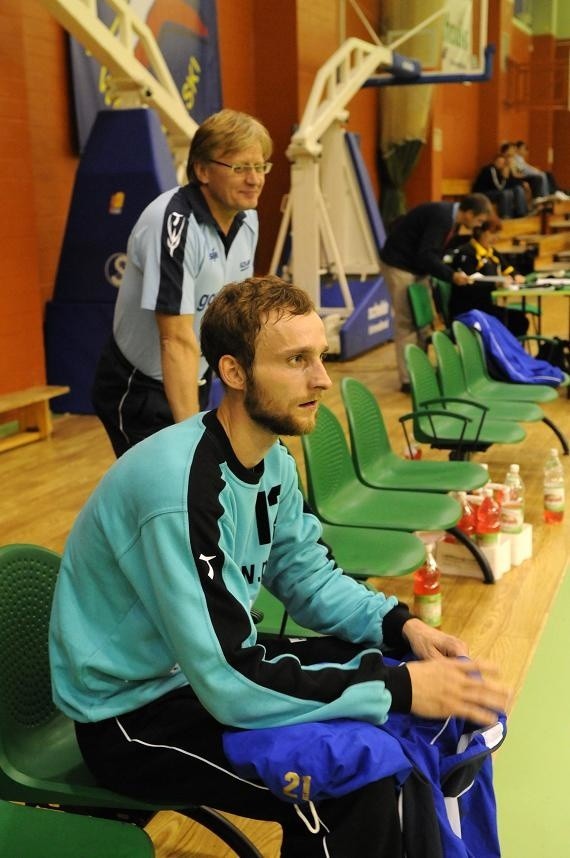 Dariusz Molski (w tle, na pierwszym planie bramkarz Łukasz Wasilek) nie jest już trenerem superligowego AZS AWF Gorzów Wlkp.