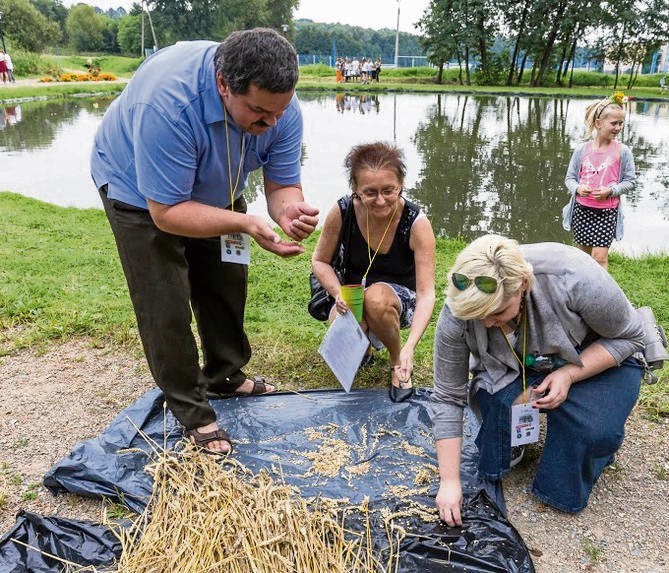 Po młóceniu cepami trzeba było dokładnie wyzbierać ziarna