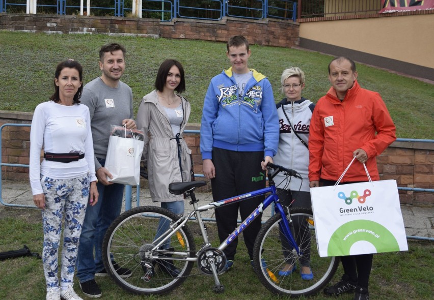 Przekazali rower i gadżety niepełnosprawnemu Rafałowi z Kielc 