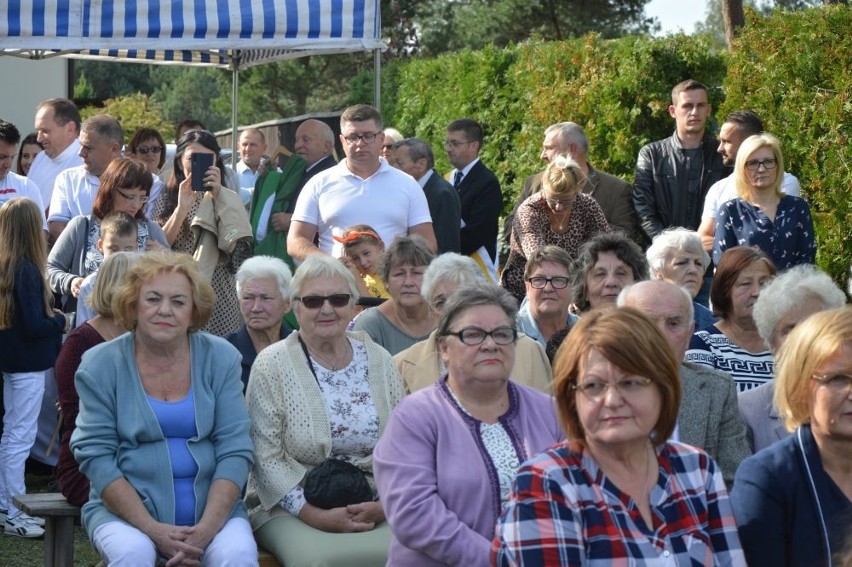 Maryjna kapliczka stanęła przy ulicy Koszykowej w Suchedniowie. Na poświęcenie przyszło mnóstwo ludzi (ZDJĘCIA)