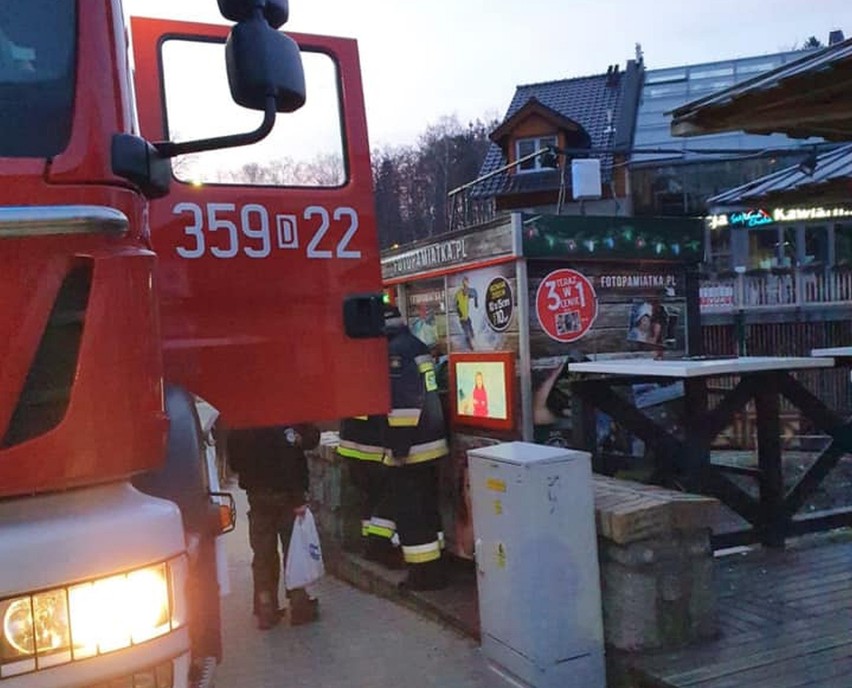 Para zatrzaśnięta w fotobudce. Na pomoc ruszyli strażacy (ZOBACZ)