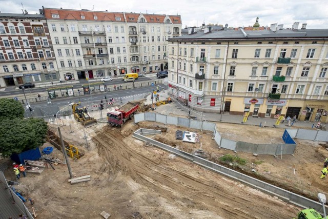 Przebudowa rynku Łazarskiego ma zakończyć się jesienią 2021 roku. Mieszkańcy zyskają przestrzeń do rekreacji, spotkań, szersze chodniki, więcej też będzie zieleni. Na zupełnie nowe targowisko, które będzie funkcjonowało pod przezroczystym zadaszeniem, wrócą kupcy. Rewitalizacja rynku Łazarskiego będzie kosztować ponad 40 milionów złotych.