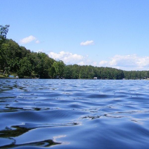 Wielgie położone jest w centrum gminy Zbójno, w pięknym otoczeniu jezior.