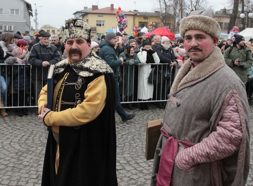 Gmina Jedlińsk. Ścięcie Śmierci 2018. Jedlińskie Kusaki - zwyczaj, który przetrwał kilkaset lat. Korowód przebierańców przeszedł ulicami 