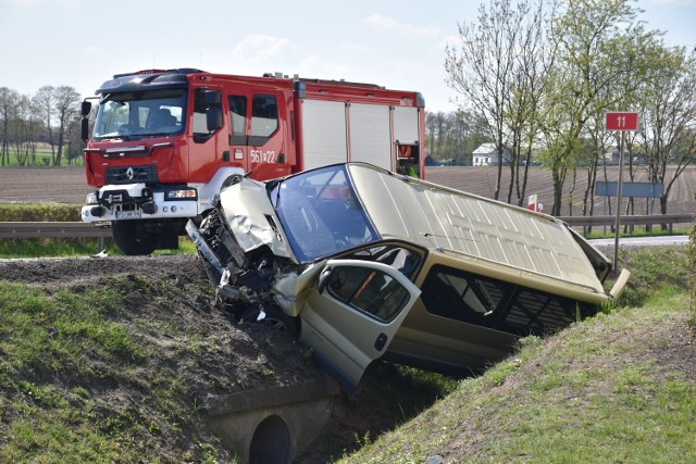W Pleszewie doszło do poważnego wypadku. Na skrzyżowaniu Alei Wojska Polskiego z drogą krajową nr 11 w niedzielę, 1 maja 2022 roku, zderzyły się dwa samochody. Jeden z nich wylądował w rowie.Kolejne zdjęcie --->