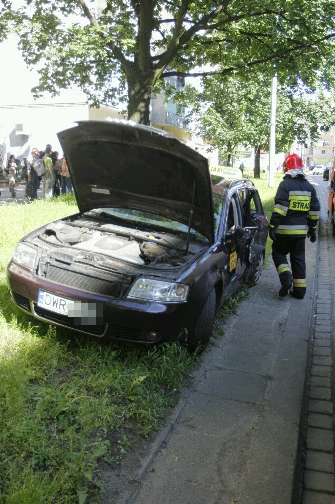 Wypadek na Piłsudskiego. Taksówką chciał zawrócić. Wjechał pod tramwaj (ZDJĘCIA)