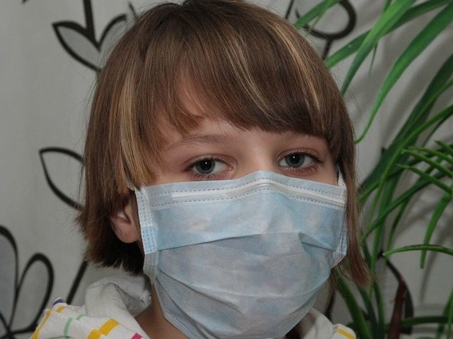 Wioletka wróciła już do domu, ale raz na trzy dni dojeżdża na chemioterapię do Szczecina. W domu musi nosić na twarzy maskę, która chroni ją przed bakteriami i zarazkami. Jest bardzo osłabiona zabiegami.