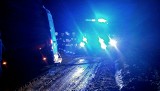 Źrobki. Ambulans z pacjentem utknął w błocie. Karetkę wyciągali strażacy z OSP Bargłów Kościelny (zdjęcia)