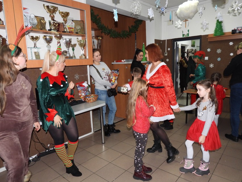 Chata Mikołaja w małkińskim GOKiS. Dzieci spotkały się ze Świętym Mikołajem