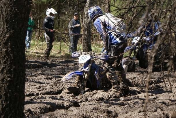 Niektórzy zawodnicy mieli poważne problemy z przejechaniem torfowiska w dolnym odcinku trasy