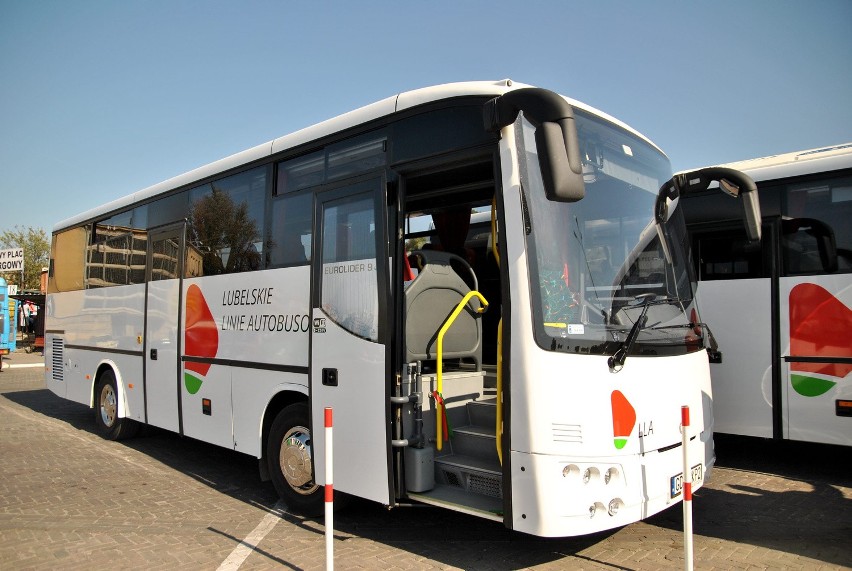 Autobusy są klimatyzowane i wyposażone w Wi-Fi