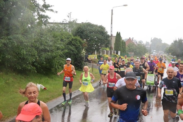 W Chrzypsku Wielkim po raz pierwszy w historii biegaczom towarzyszył obfity deszcz