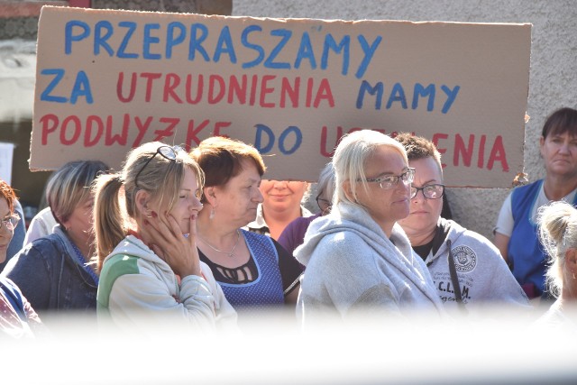 Pracownice wciąż czekają na podwyżki płac.