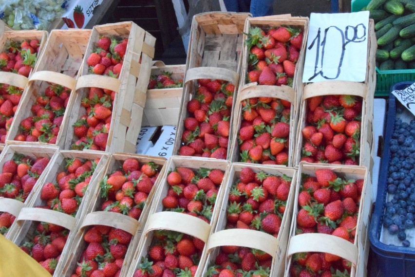 Dużo tańsze truskawki na bazarach w Kielcach. Są już pierwsze owoce z gruntu, sprawdź ceny