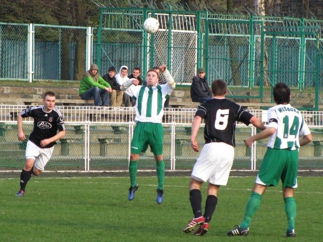 Piłkarze czwartoligowej Wisłoki Dębica wygrali z Piastem Tuczempy 2-1.