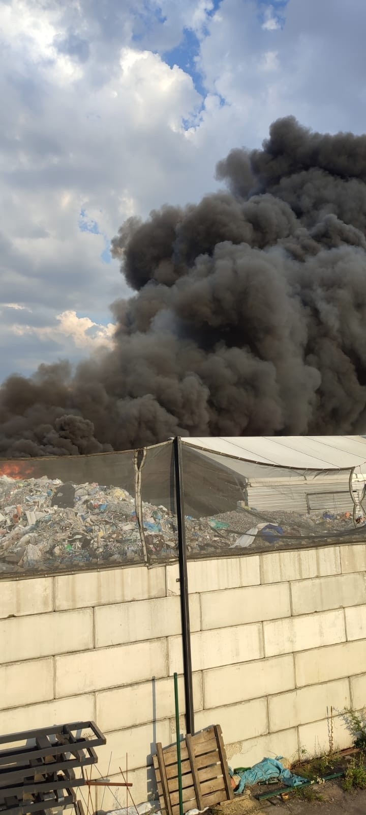 Pożar w Osłej na Dolnym Śląsku. Płoną odpady w Zakładzie Produkcji Paliw Alternatywnych. Akcja gaśnicza może potrwać wiele godzin [ZDJĘCIA]