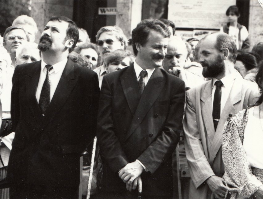 Krzysztof Żabiński (w środku), już jako poseł, podczas...