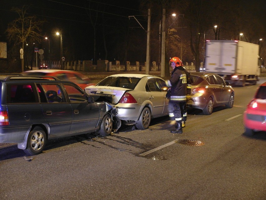 Karambol na Pabianickiej. Trzy auta rozbite, jedna osoba ranna [ZDJĘCIA]