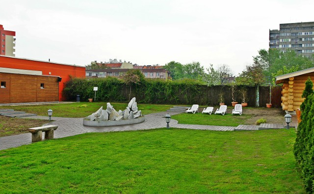 W ogrodzie saunowym wrocławskiego Aquaparku powstanie odkryty basenDo basenu będzie można wejść bez wychodzenia na zewnętrz, korzystając z przeszklonego przejścia łączącego budynek saunarium z terenami zielonymi lub bezpośrednio z ogrodu.