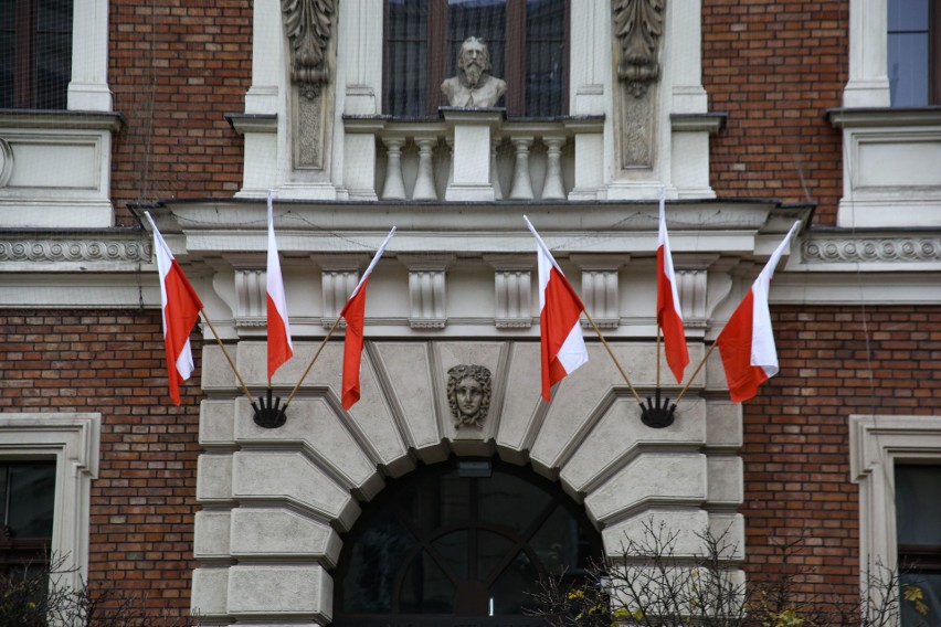11 listopada w Krakowie. W rocznicę odzyskania niepodległości miasto udekorowano flagami [ZDJĘCIA]