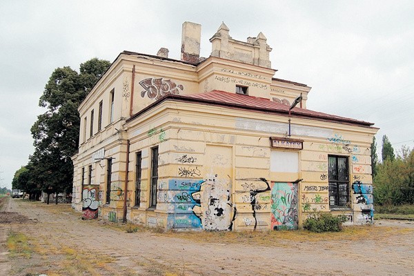 Elewacja budynku dworca będzie odnawiana dopiero na wiosną. Przed zimą zostaną przeprowadzone tylko najpilniejsze naprawy.