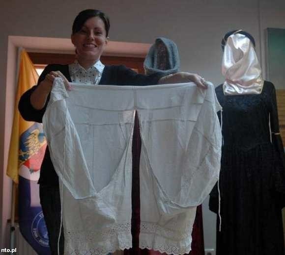 Takie stuletnie pantalony damskie są już muzealnym eksponatem.