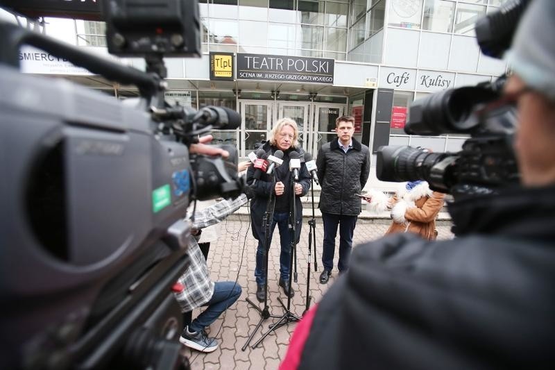 Obrzucono jajami dom mamy dyrektora teatru. Petru: Chcemy odwołania Glińskiego