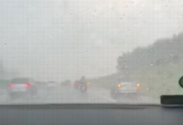 W czasie ulewnego deszczu kierowcy zatrzymywali swoje samochody na pasie awaryjnym autostrady A2.