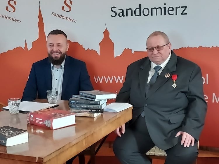 W Sandomierzu obchodzono Dzień Języka Ojczystego. Zorganizowano spotkanie z lokalnymi pisarzami. Kogo zaproszono? 