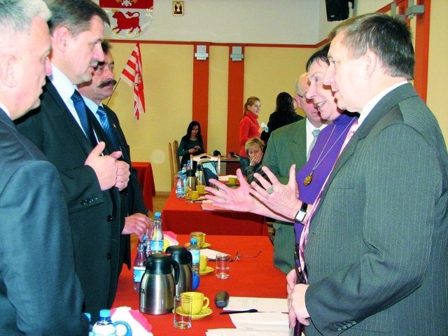 Radni SLD (z prawej) w rozmowie z przewodniczącym rady powiatu Adamem Łęczyckim (pierwszy z lewej) i ze starostą