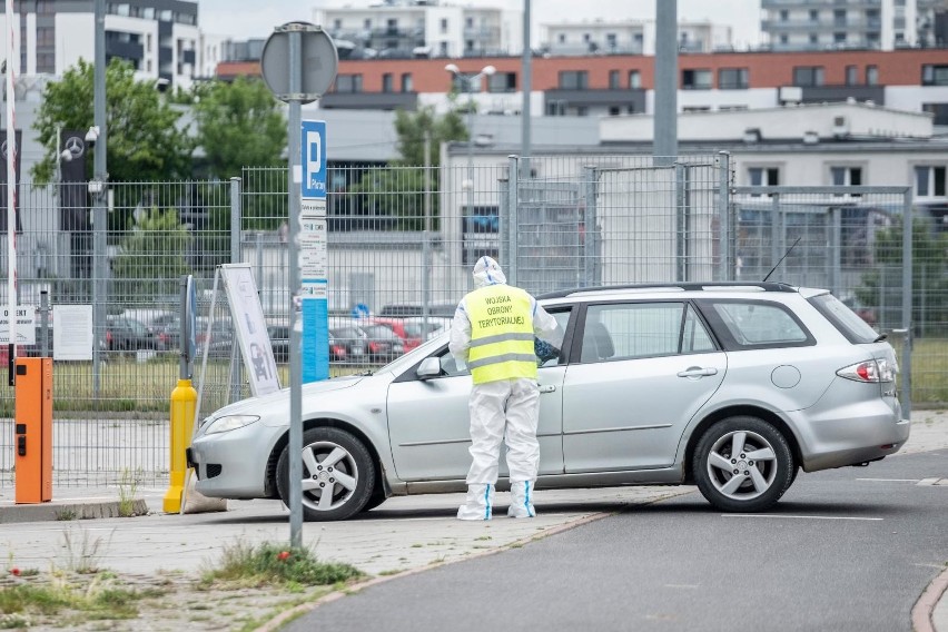 Mobilne punkty badań prowadzą żołnierze 12 Wielkopolskiej...